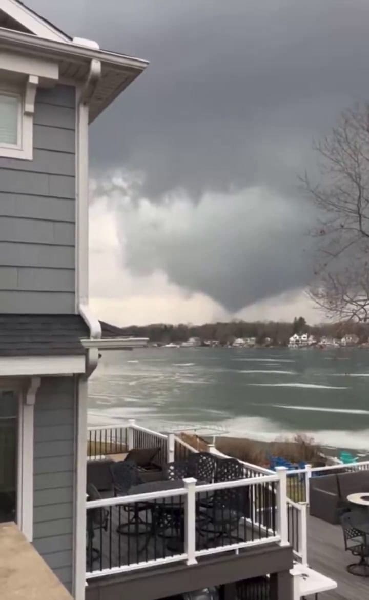 Al menos ocho personas murieron por tornados que azotaron el centro de Estados Unidos