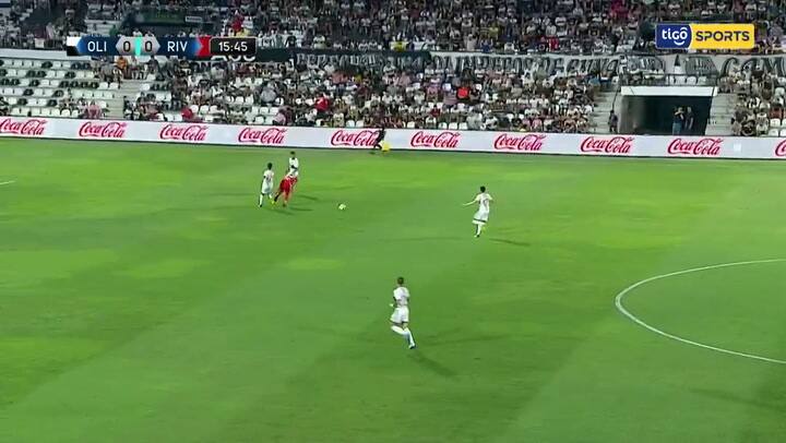 Tabaré Viudez debió dejar el juego en el encuentro con River por una lesión - Fuente: Tigo Sports