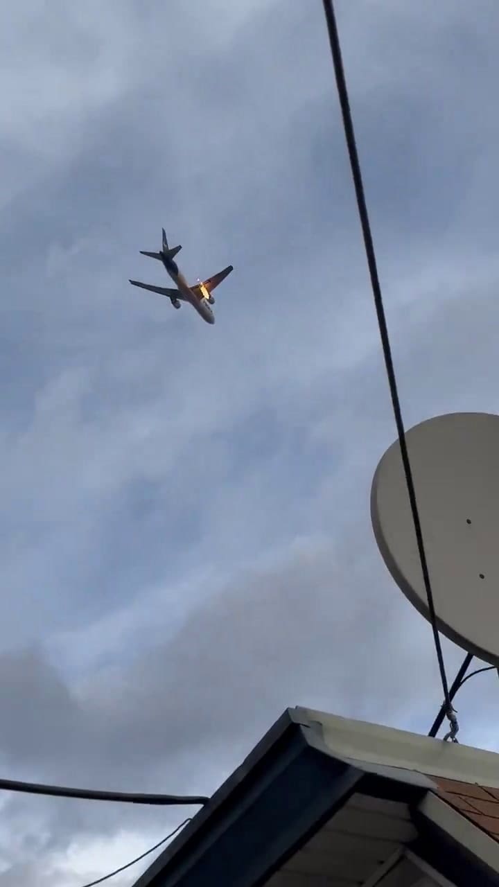 Avion de FedEx se incendia en el aire