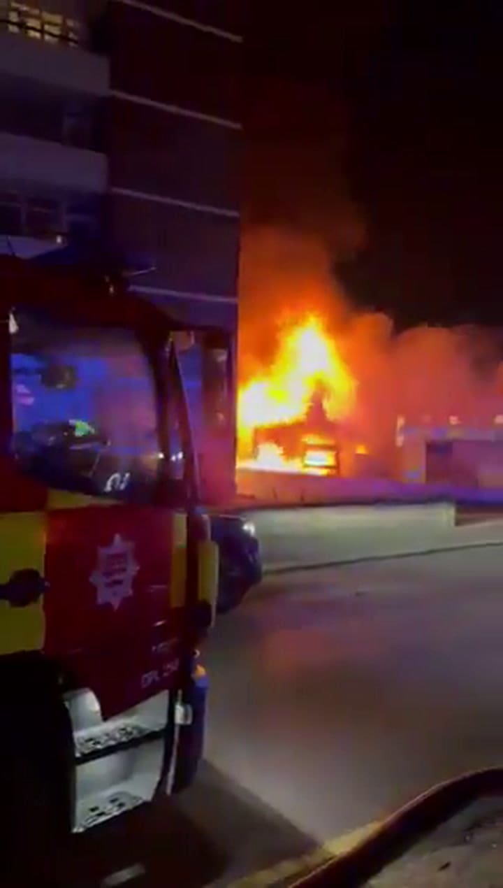 Os bombeiros de Londres já controlaram o incêndio.