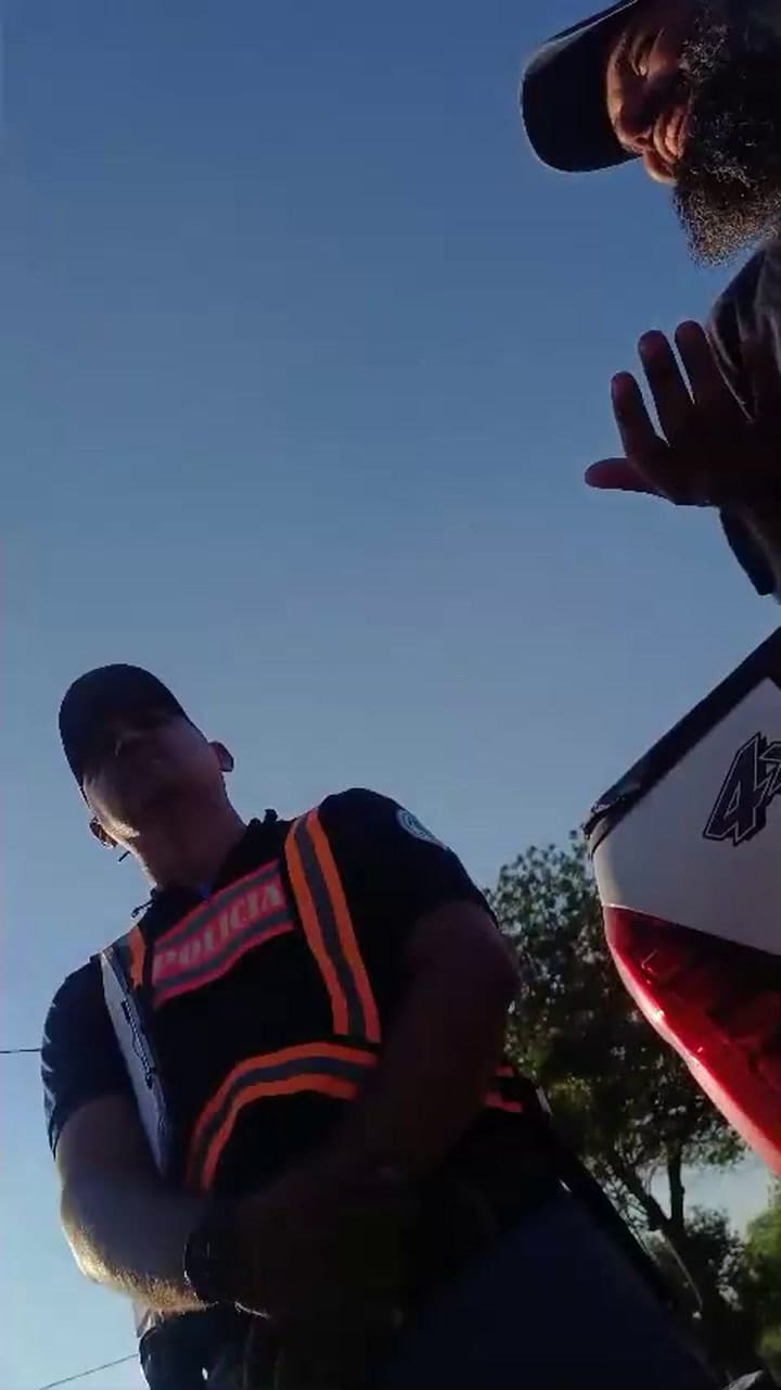 La persona de civil que se identificó como Hugo y se negó a dar su apellido increpa al equipo por los posteos en Instagram sobre la realidad de las comunidades nivaclé