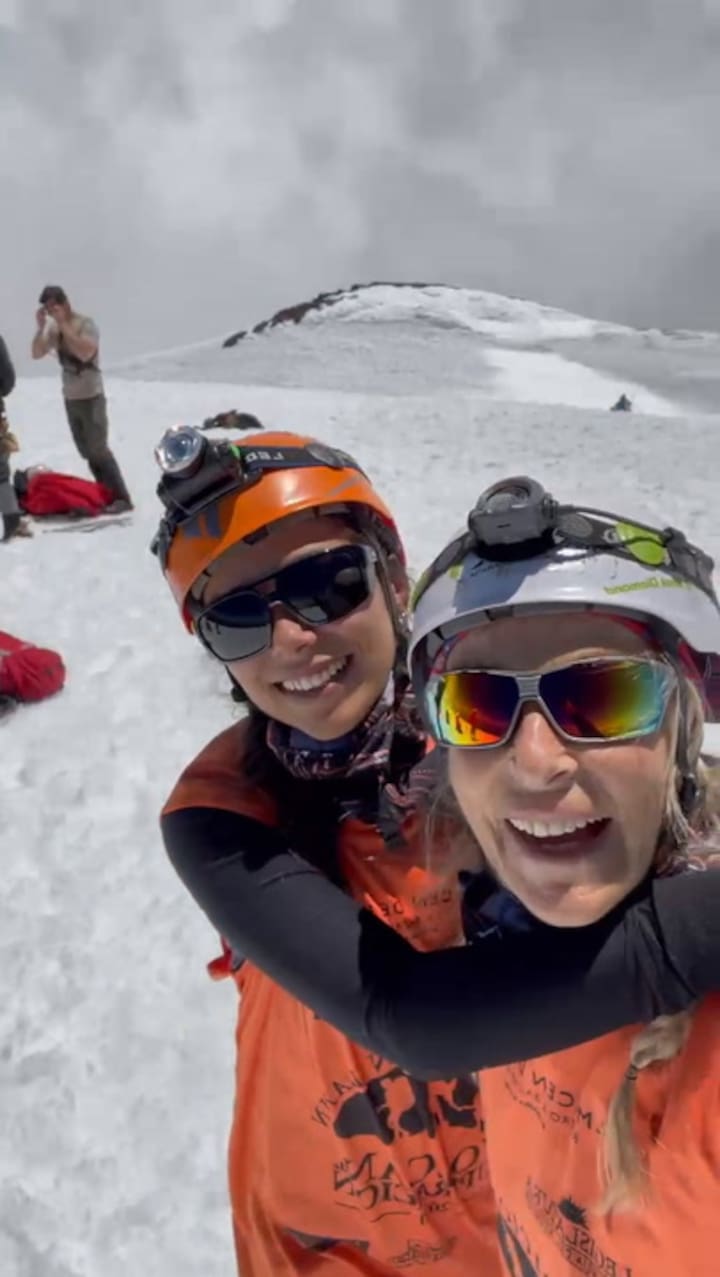 Junto a su hija Sol, a pura emoción, cuando hicieron cumbre en el Lanín para acompañar a la ONG Puentes de Luz