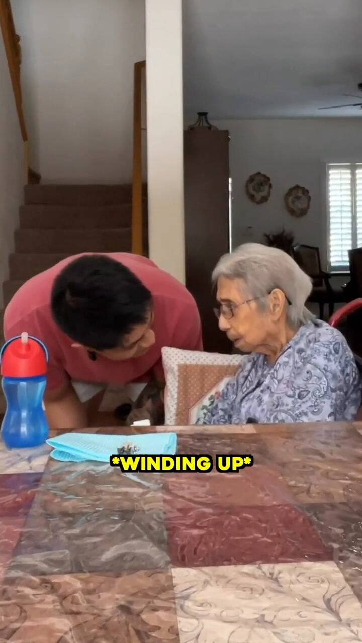 Cuida a su abuela y se volvió viral
