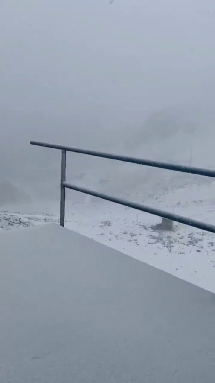 Inusual nevada en el cerro Catedral en pleno febrero