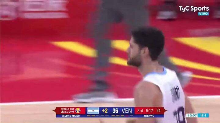 Tremenda asistencia de faja de Campazzo para Pato Garino - Fuente: TyC Sports