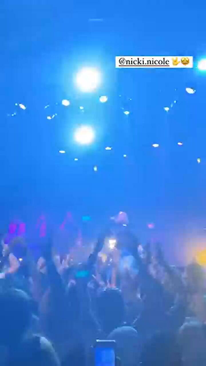 Así comenzaba el show de Nicki Nicole en Coachella