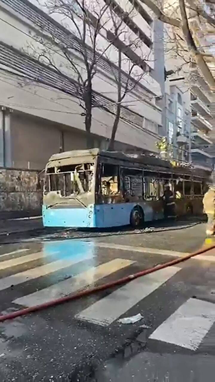 Rosario: un colectivo eléctrico se prendió fuego y una nube negra invadió el centro de la ciudad
