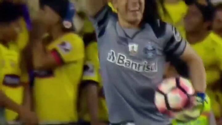 La espectacular reacción de Marcelo Grohe ante Ariel Nahuelpán en la Copa Libertadores