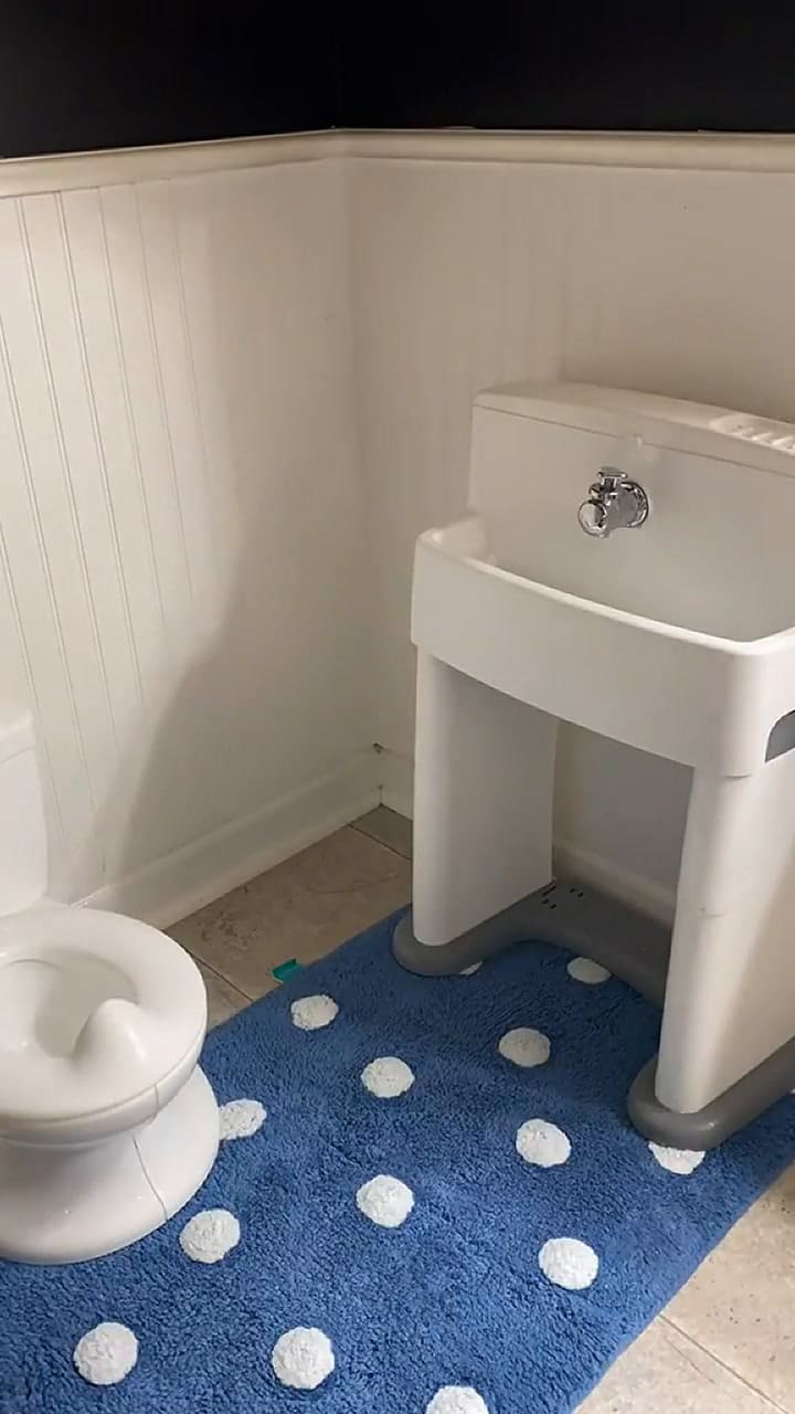 Una mujer construyó un baño miniatura para que su hijo desarrolle su independencia