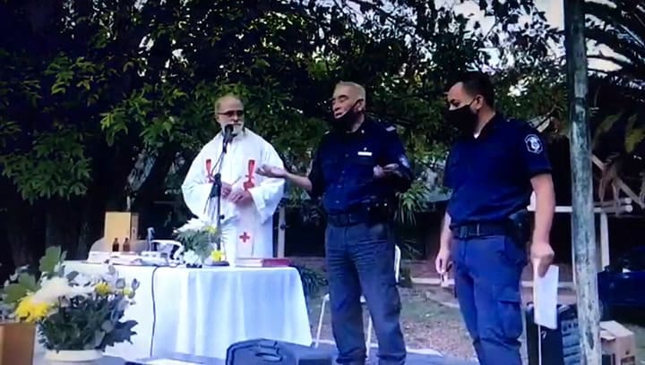 La policía desalojó una celebración religiosa con al menos 120 personas