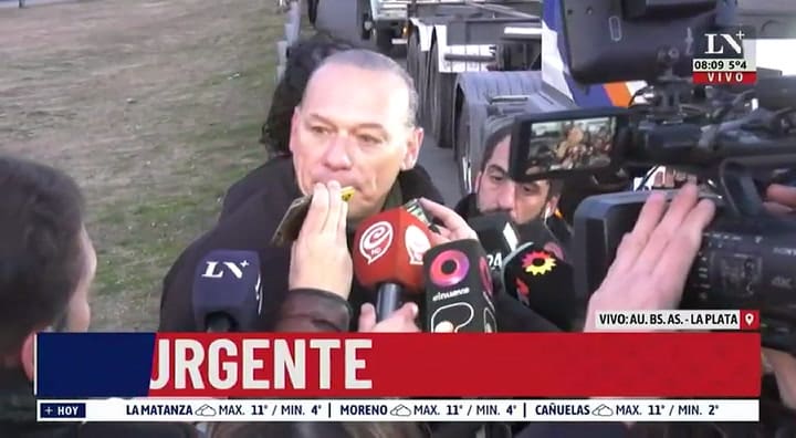 Llegó en helicóptero y con un perro. Berni se cruzó con los transportistas y lanzó una advertencia: “Tienen 5 minutos o me llevo los camiones”