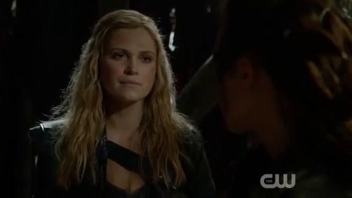 Eliza Taylor y Alycia Debnam Carey en The 100