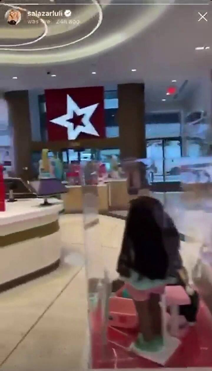 Luli Salazar muestra una tienda de muñecas