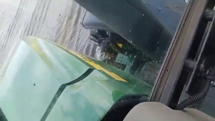 El nivel de agua en los caminos rurales de Bragado