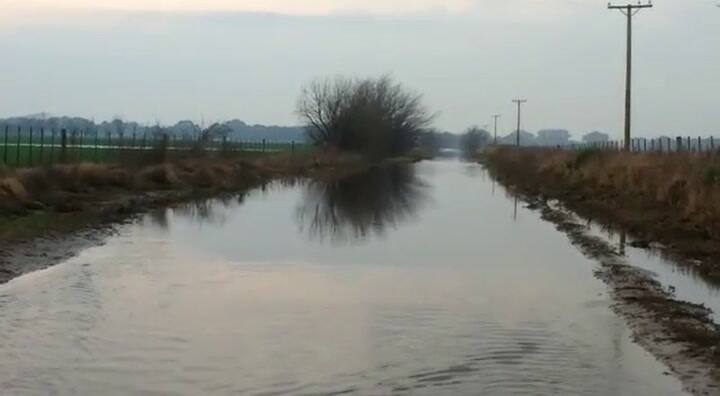 Un camino rural convertido en cascada
