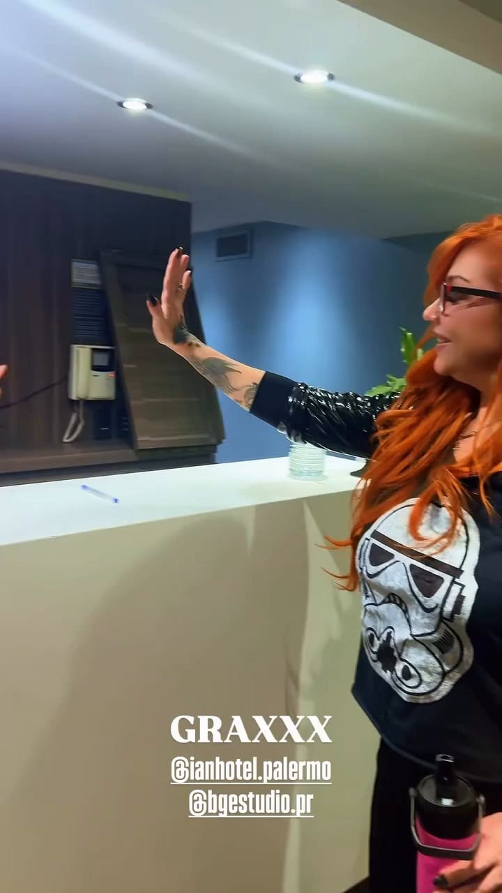 Lowrdez compartió el momento en el que ingresó al hotel donde se hospeda