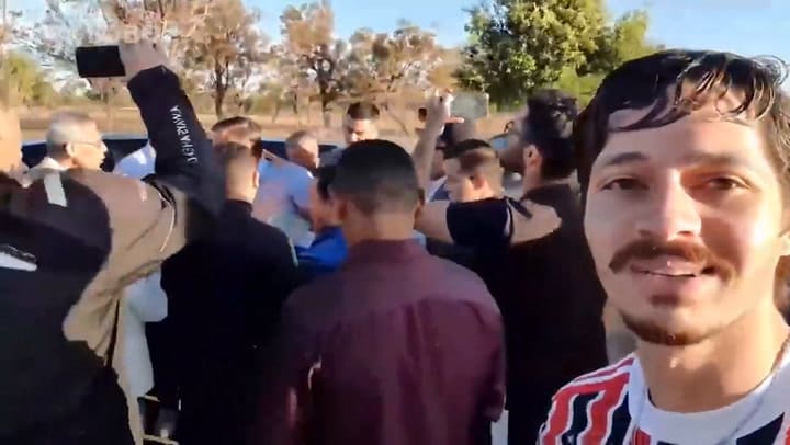 Bolsonaro forcejeó con un youtuber que lo insultó a la salida de la residencia presidencial