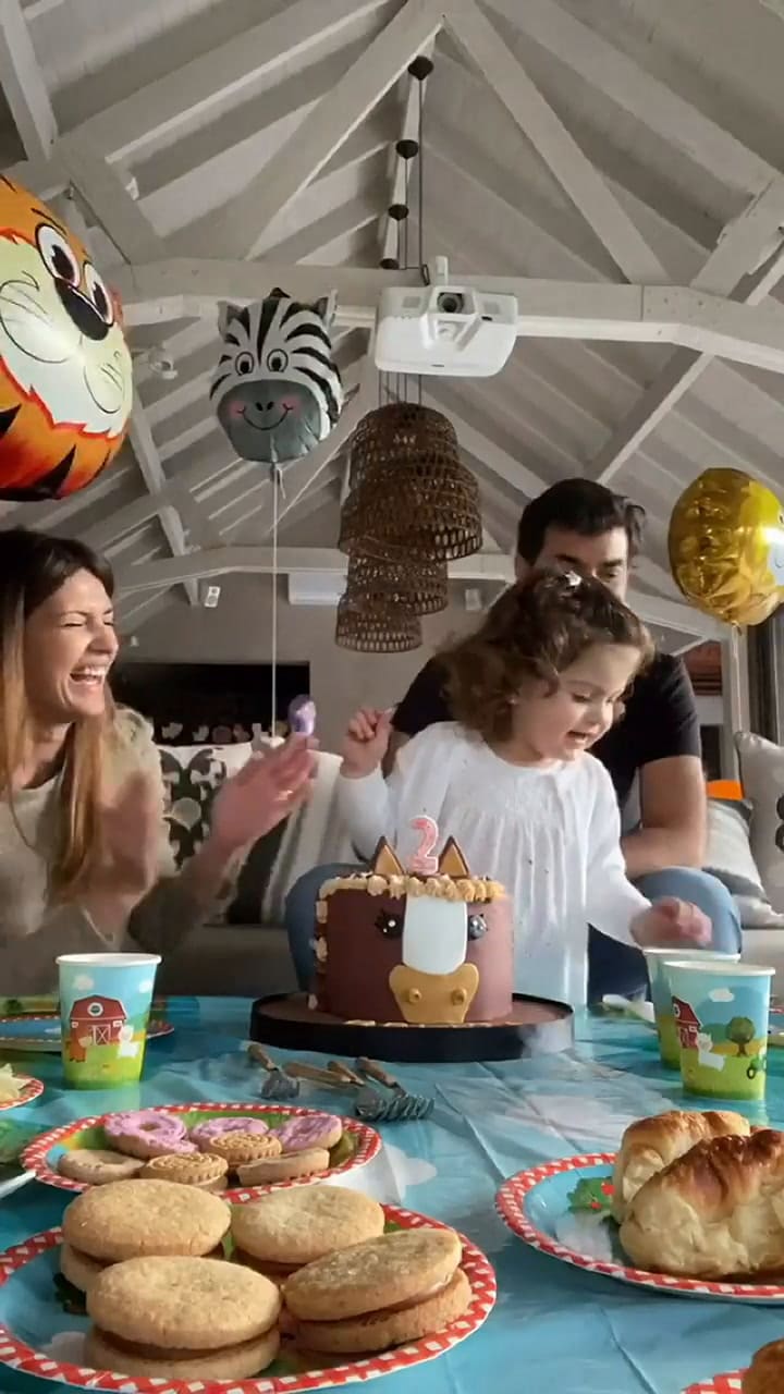 Belita sopla torta rodeada de sus padres - Fuente: Instgram