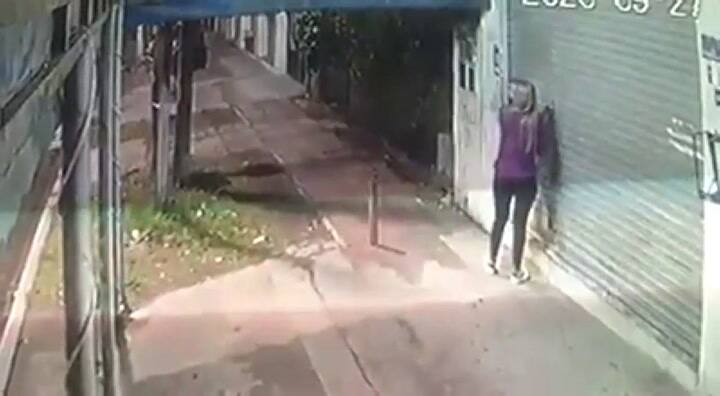 Con un auto robado, se incrustaron en una casa