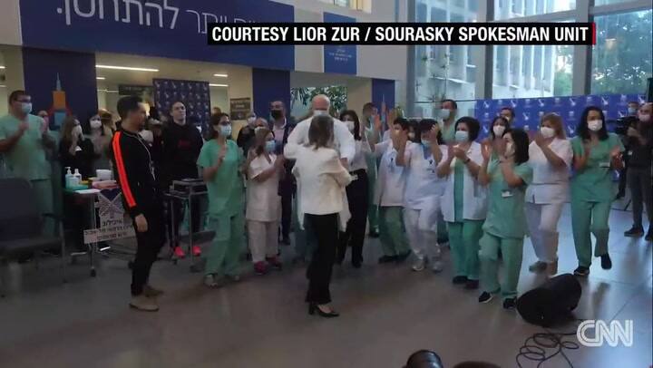 Un grupo de médicos empezó a bailar tras el arribo de la vacuna de Pfizer - Fuente: CNN