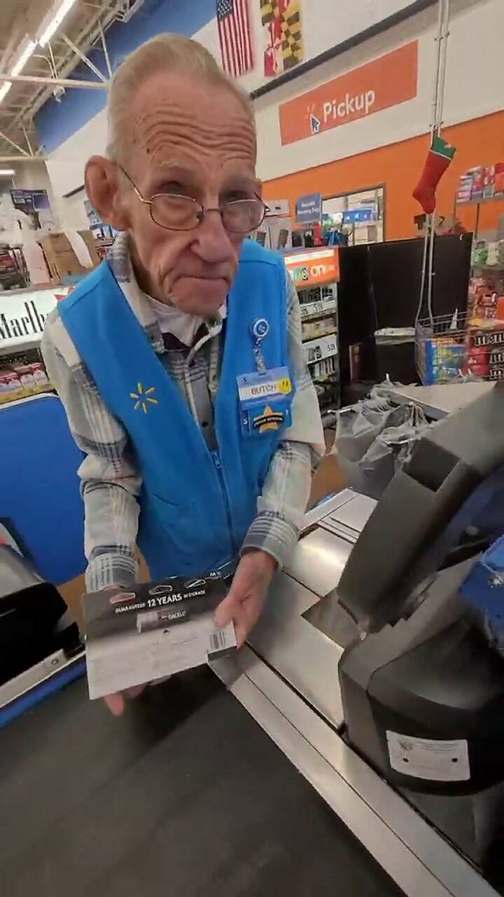 Tiktoker ayuda a un hombre de 82 años a retirarse gracias a un video viral