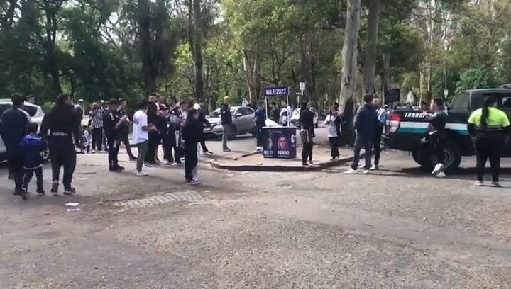 Hinchas de Gimnasia tiran abajo un puesto de La Libertad Avanza
