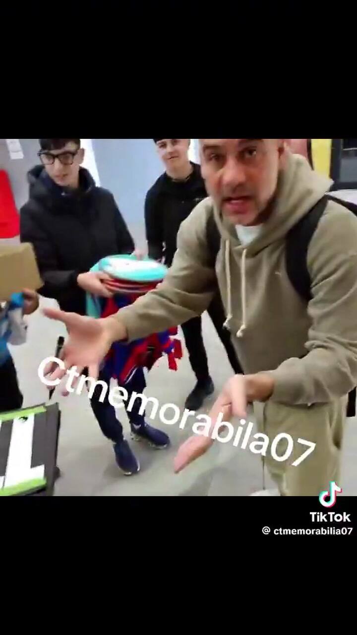 Guardiola firmando autógrafos