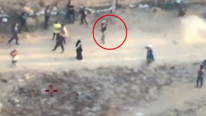 Imágenes de drones muestran a hombres armados en Gaza disparando contra civiles que iban a recoger ayuda