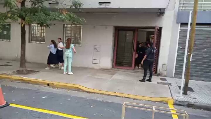 Balvanera: un incendio en un depósito de pintura obligó a evacuar una escuela con 80 alumnos