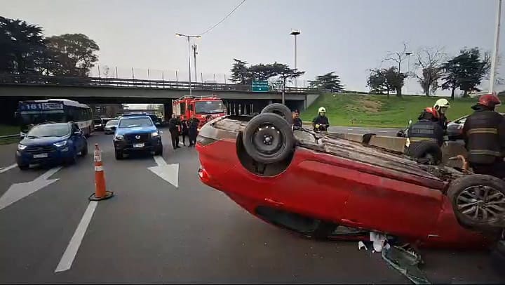 Choque y vuelco en General Paz