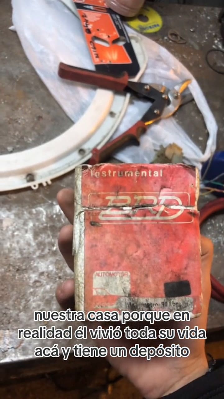 Un joven encontró unos impecables repuestos para Ford Falcon y Taunus que son una reliquia