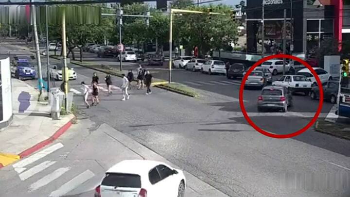 Córdoba: se conoció el video completo de la infracción que hizo el automovilista que luego arrastró