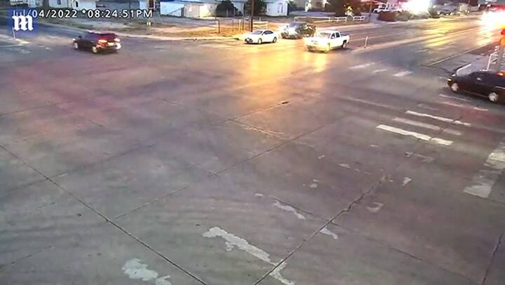 Una mujer se abalanzó sobre el capó del auto en un robo