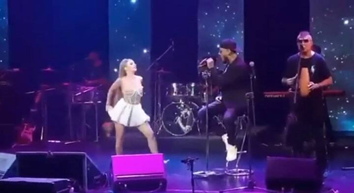 El apasionado beso de Ulises Bueno con su novia durante un show - Fuente: El diario de Carlos Paz