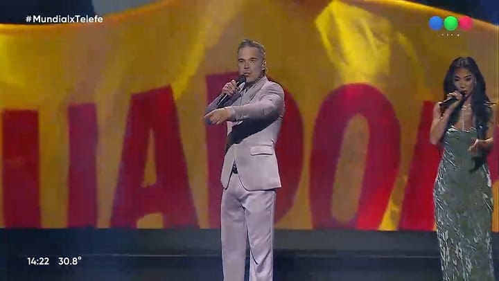 A Robbie Williams se le caen los pantalones en público