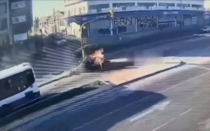 La Matanza: un auto invadió el carril del Metrobús y terminó aplastado por un colectivo