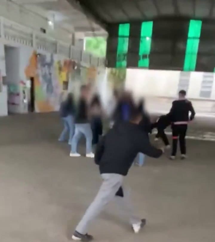 La preceptora de una secundaria de La Plata terminó herida tras intentar separar alumnos en una pelea