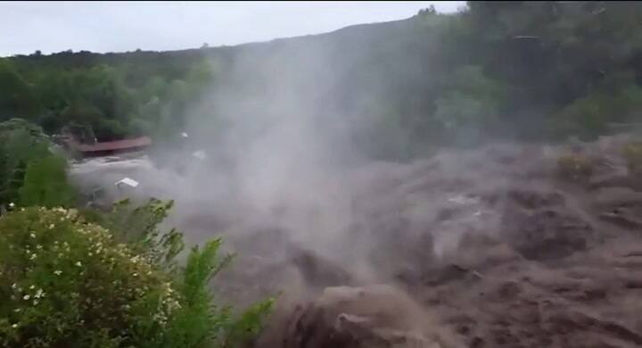 Dique de La Falda desbordado - Fuente: La Voz Córdoba