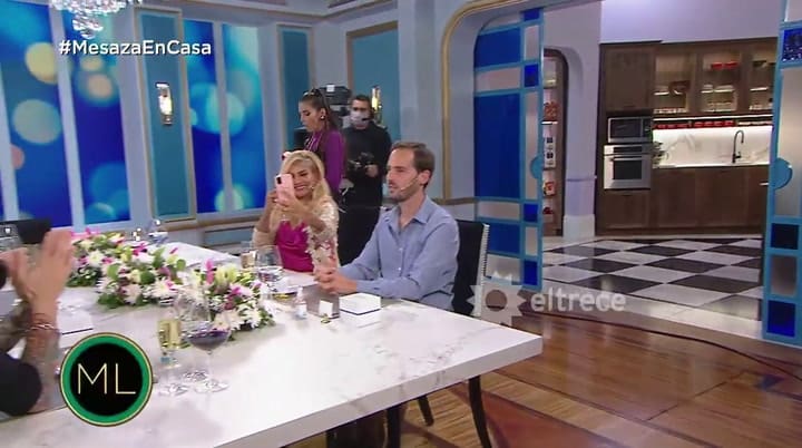 El insólito descuido de Juana Viale que tentó a los invitados de la mesaza - Fuente: eltrece