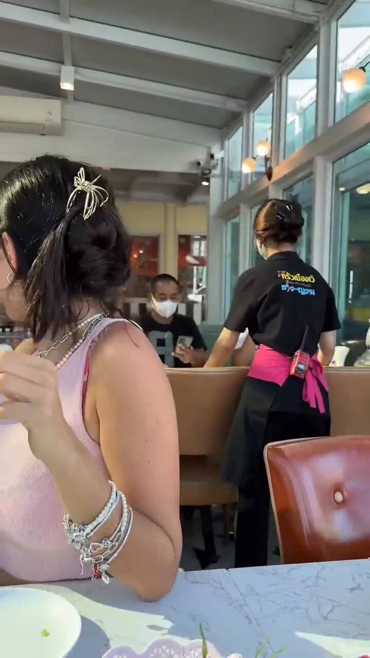 Zaira Nara recibió su plato de vegetales en Bangkok