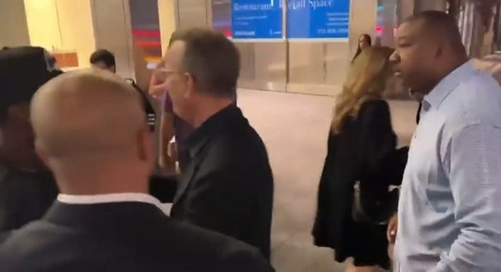 Tom Hanks se enojó con los fans que empujaron a Rita Wilson
