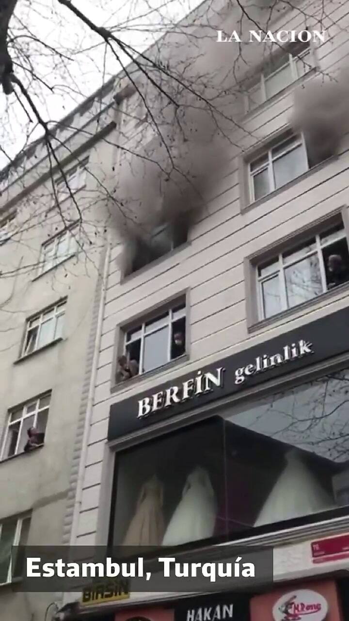 Mujer arroja niños de un tercer piso por un incendio en Estambul