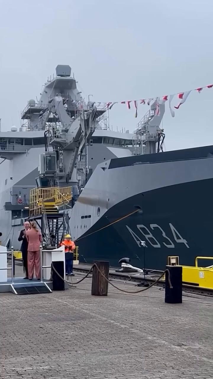 La princesa Amalia en el bautismo del buque de apoyo de combate Den Helder