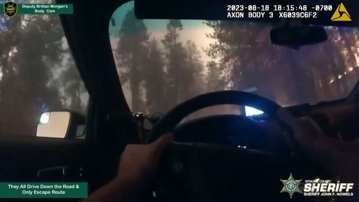 Un policía escapa del fuego en una autopista del estado de Washington en Estados Unidos