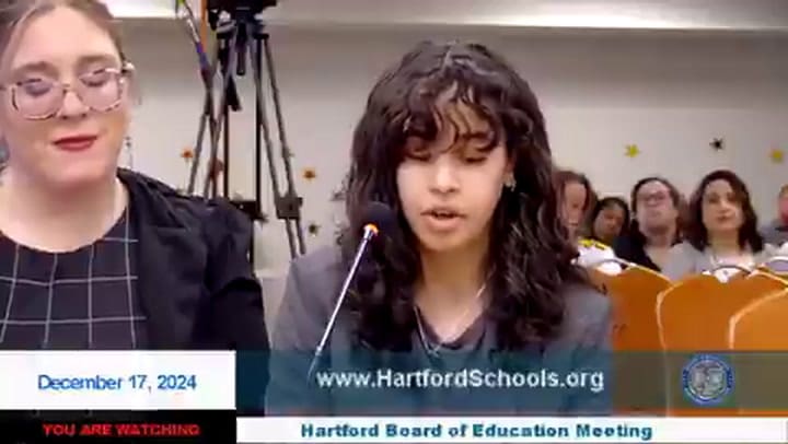 Latina denuncia que se recibió siendo analfabeta