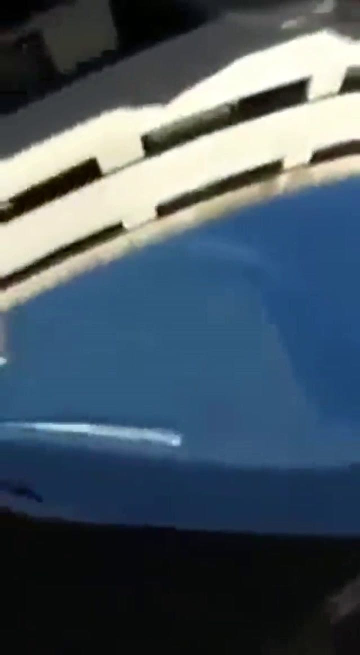 Guillermo salía en su auto desde un estacionamiento y un grupo de hinchas lo esperaban en la calle c