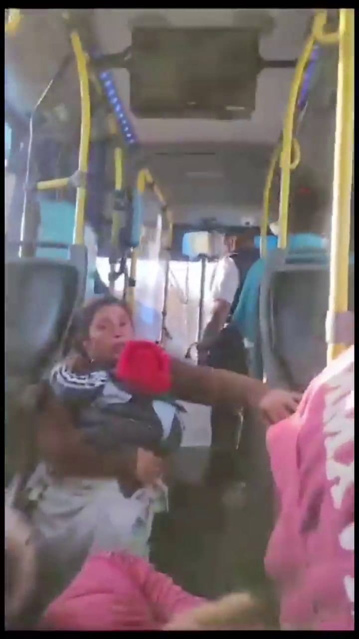 Rosario: un colectivo quedó en el medio de una balacera