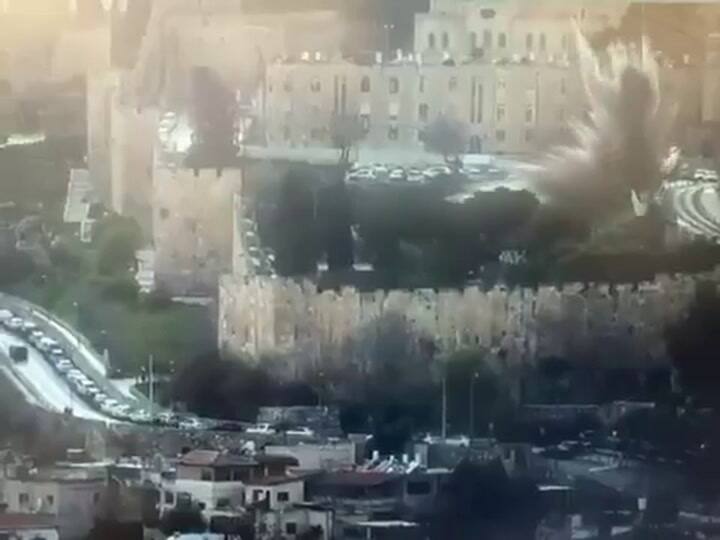 El momento en el que un fragmento de misil impacta cerca de la Ciudad Vieja de Jerusalén