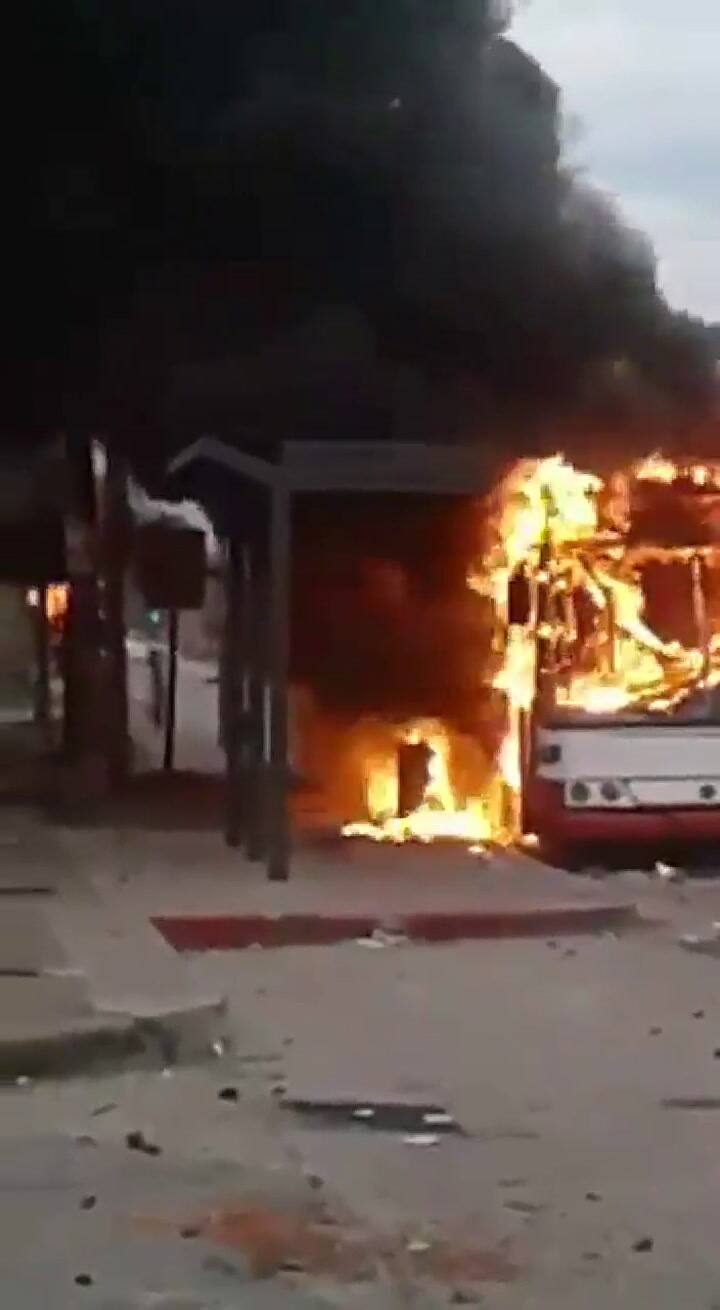 Durante las protestas incendiaron un colectivo - Fuente: Twitter