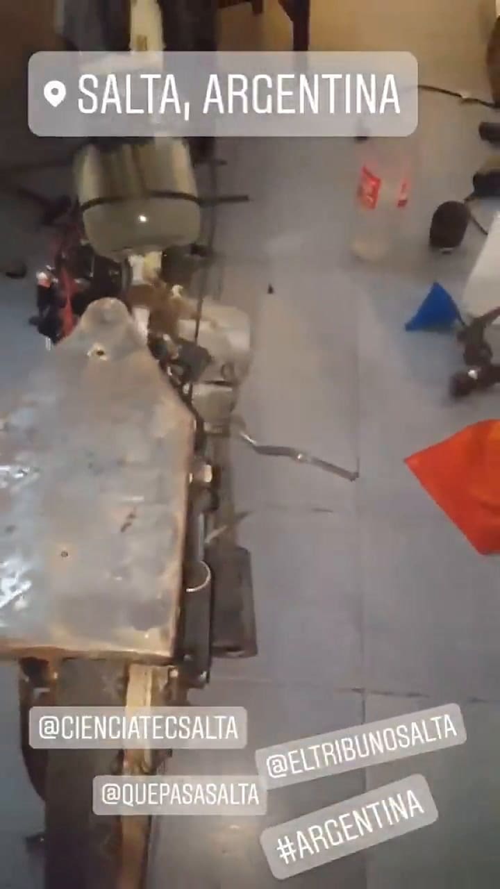 Joven impacta en TikTok por presentar una moto que funciona con agua salada como combustible